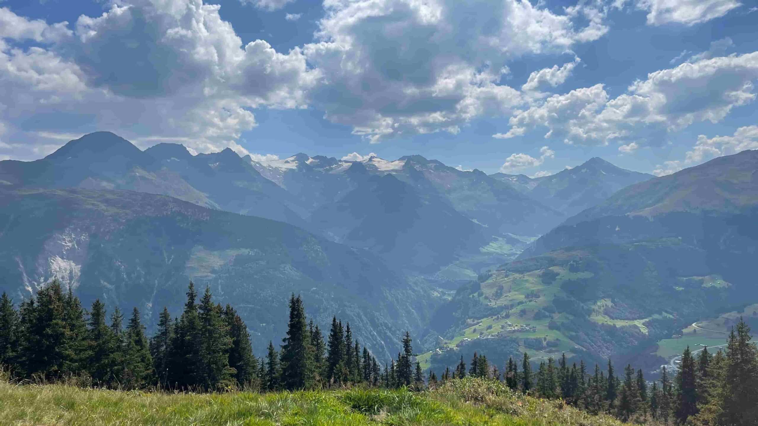 Diesentis-Lag-Serein-Blick-nach-Val-Medel Blick ins Val Medel mit dem Péz Medel und dem Glatscher da Medel.